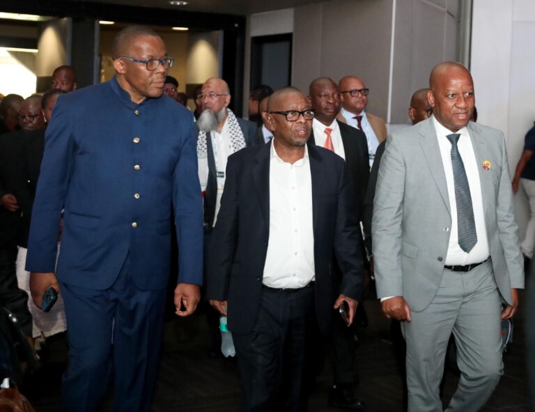UNCOMA IQHAZA LOKUKHULA NGOKUSETSHENZISWA KWE ZOBUCHWEPHESHE